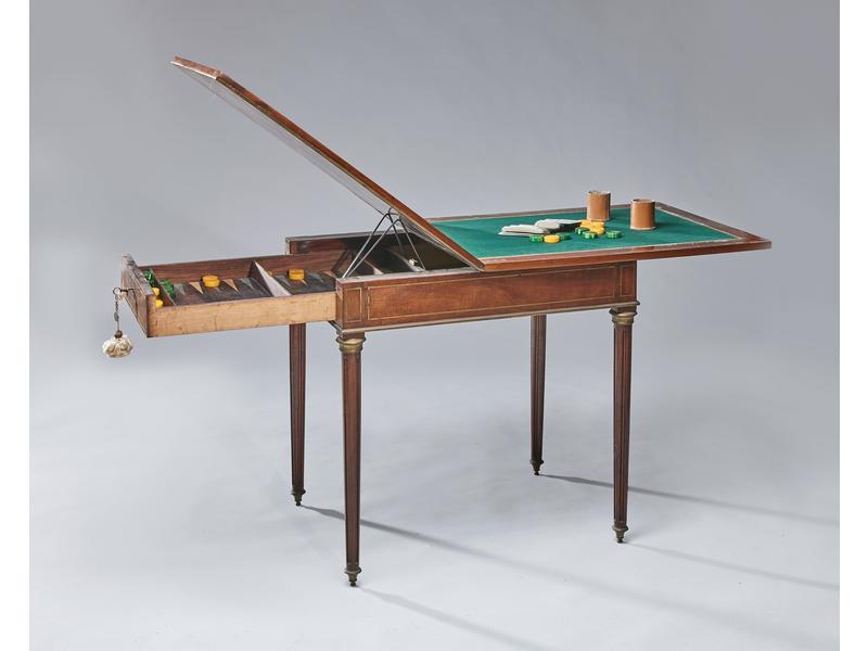 TABLE A JEUX de jacquet en acajou et placage...
