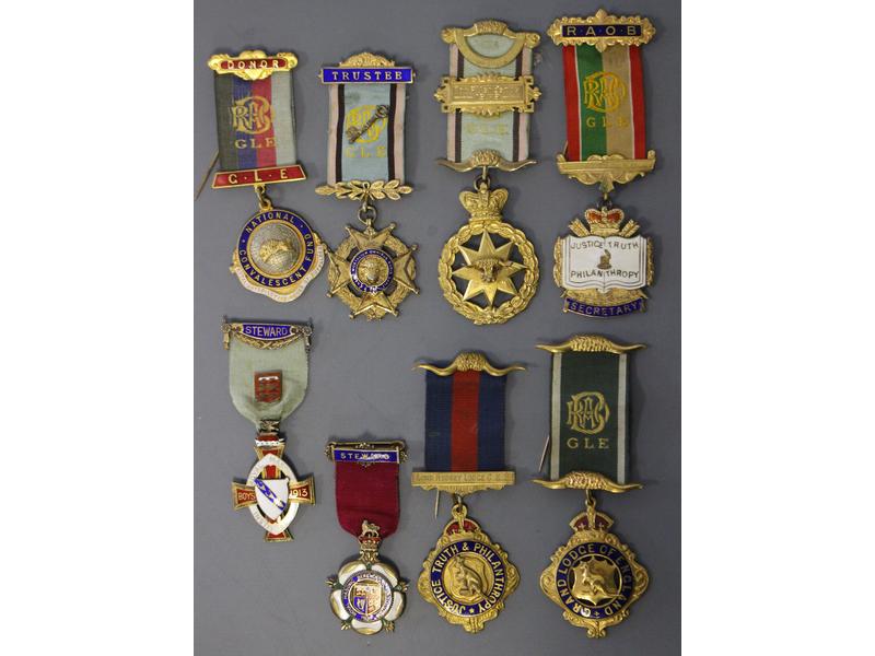 BEL ENSEMBLE DE 8 INSIGNES de récompense...