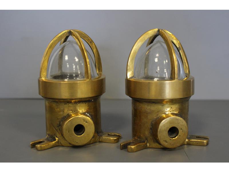 DEUX PLAFONNIERS pour coursive de bateau...