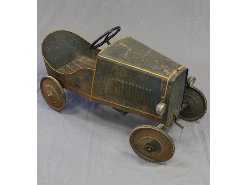 VOITURE A PÉDALES pour enfant en tôle peinte...