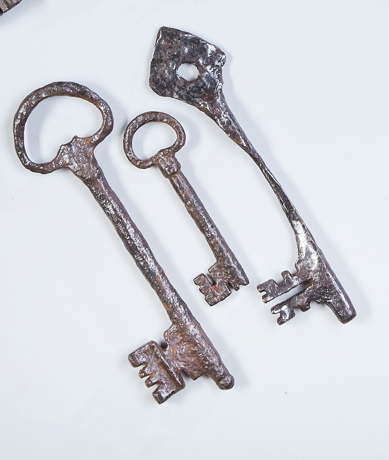 TROIS CLÉS en fer forgé avec traces d'oxydation...