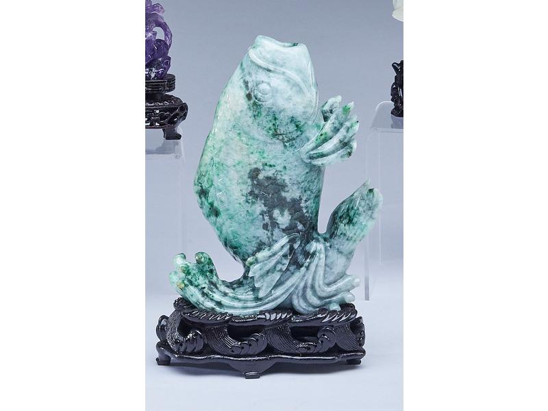 VASE soliflore en jadeïte sculpté à décor...