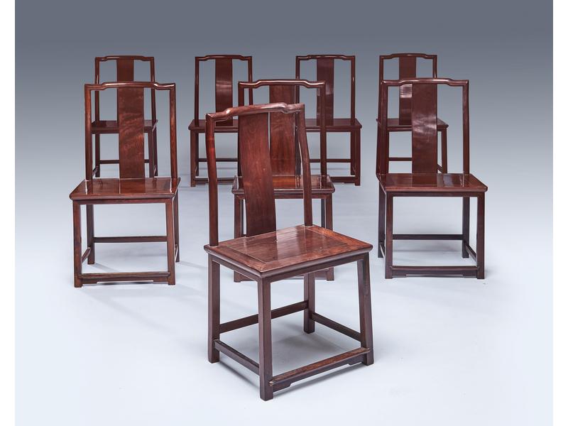 SUITE DE HUIT CHAISES en bois exotique dit...