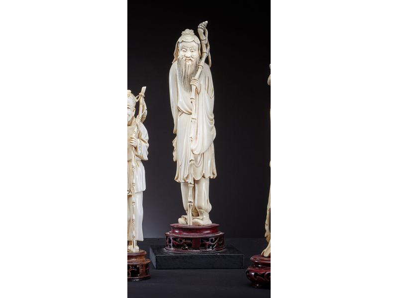 OKIMONO en ivoire sculpté représentant un...