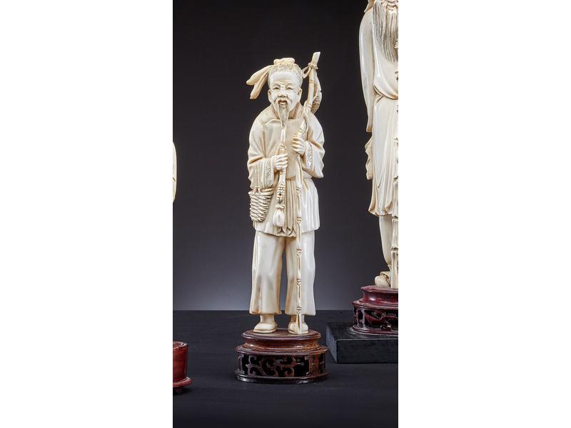 OKIMONO en ivoire sculpté représentant un...