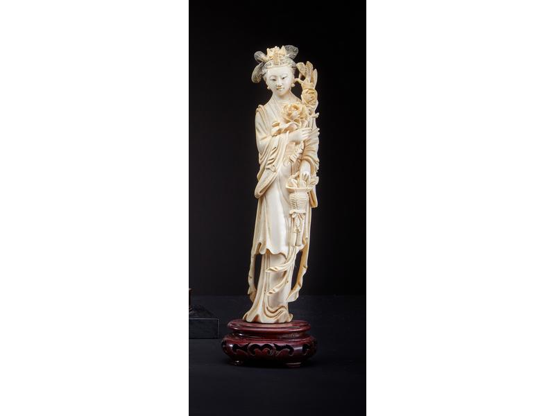 OKIMONO en ivoire sculpté représentant une...