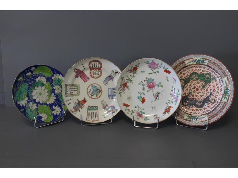 QUATRE ASSIETTES en porcelaine émaillée ...