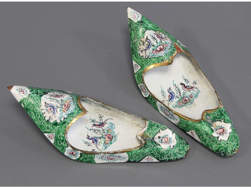PAIRE DE PANTOUFLES en cuivre émaillé polychrome...