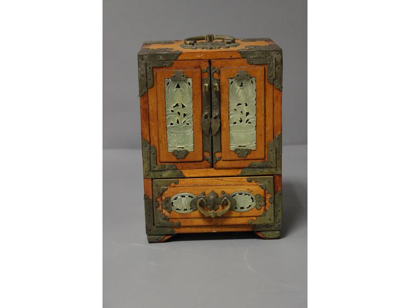 PETIT CABINET formant coffret à bijoux en...