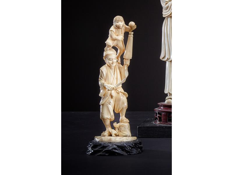 OKIMONO en ivoire sculpté représentant un...
