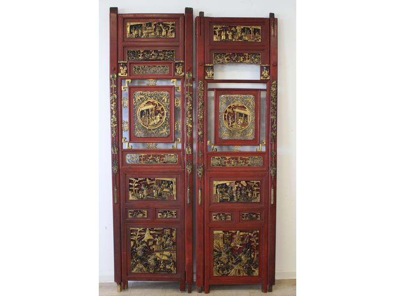 PAIRE DE PORTES en bois laqué rouge à décor...