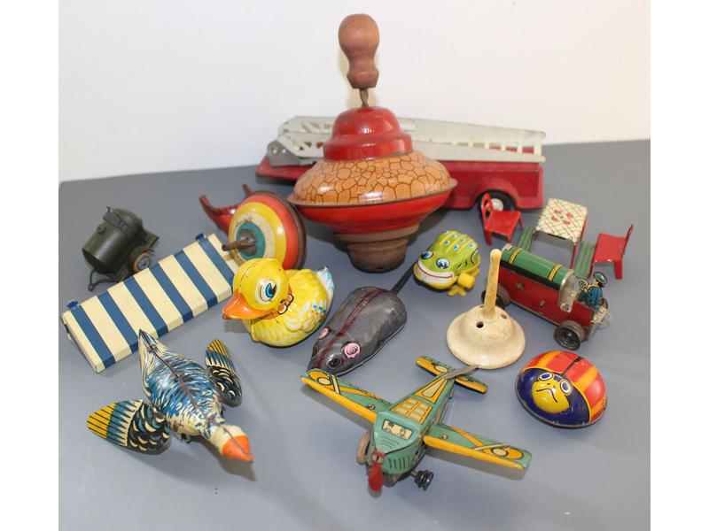 DIVERS JOUETS principalement en tôle lithographiée:...