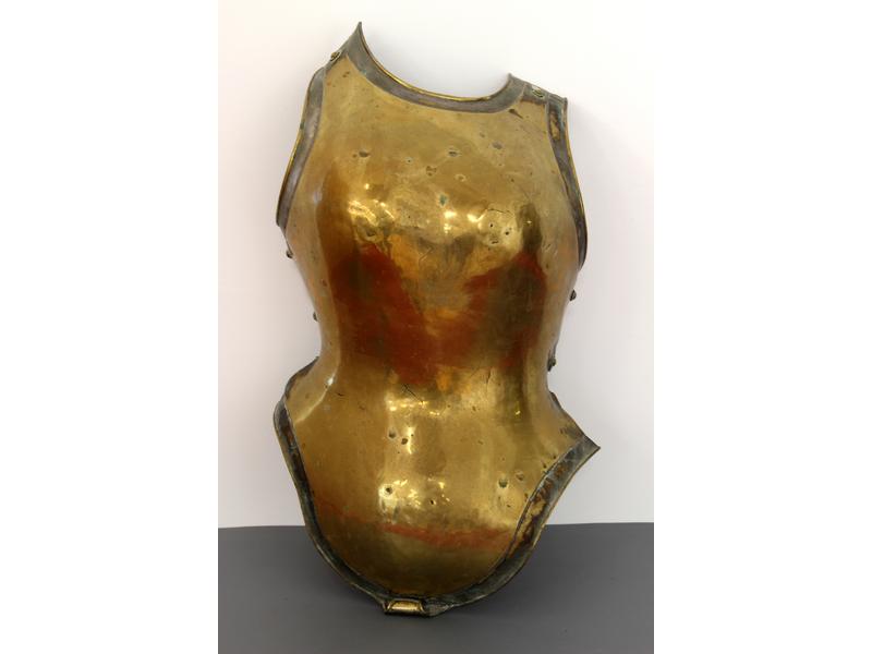 PLASTRON D'ARMURE de femme en laiton. XIXe...