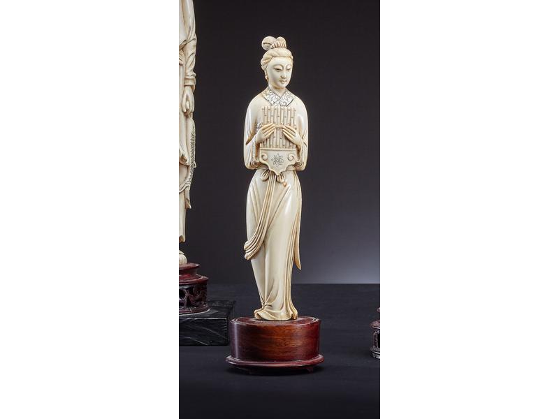OKIMONO en ivoire sculpté représentant une...