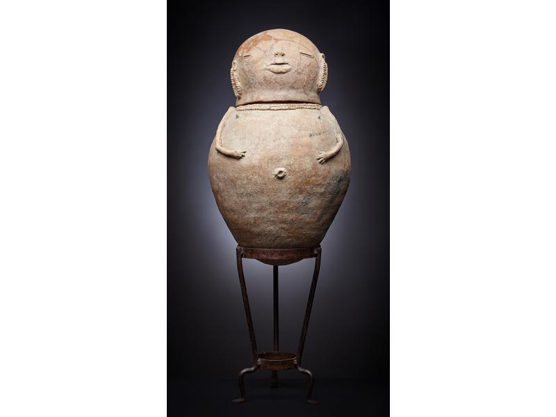 URNE FUNÉRAIRE anthropomorphe couverte, petits...