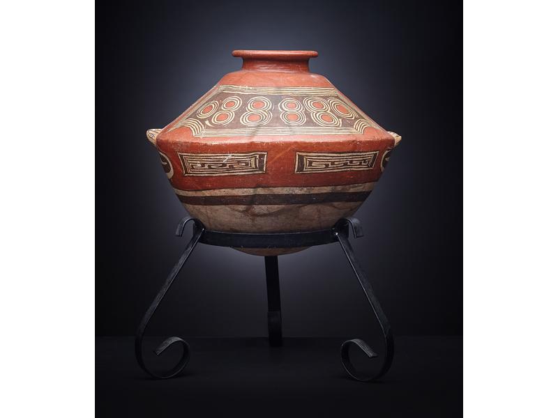 VASE URNE de forme toupie en terre cuite...