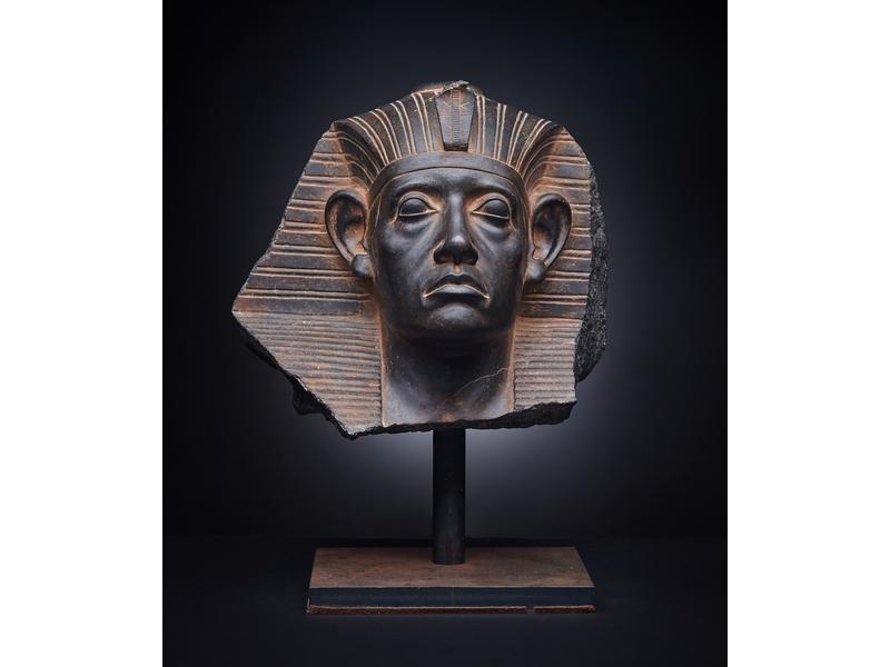 TÊTE DE DIGINITAIRE en basalte sculptée et...