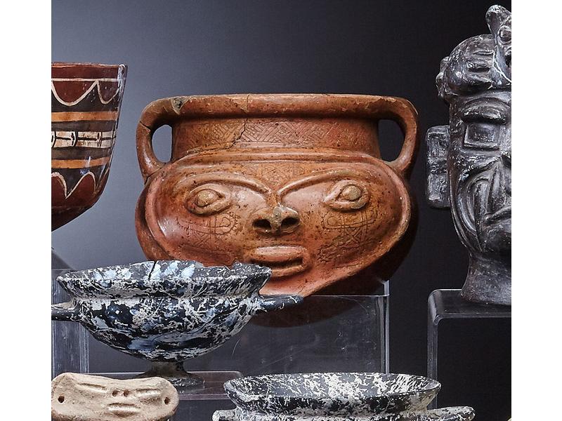 VASE À ANSES à tête humaine en céramique...