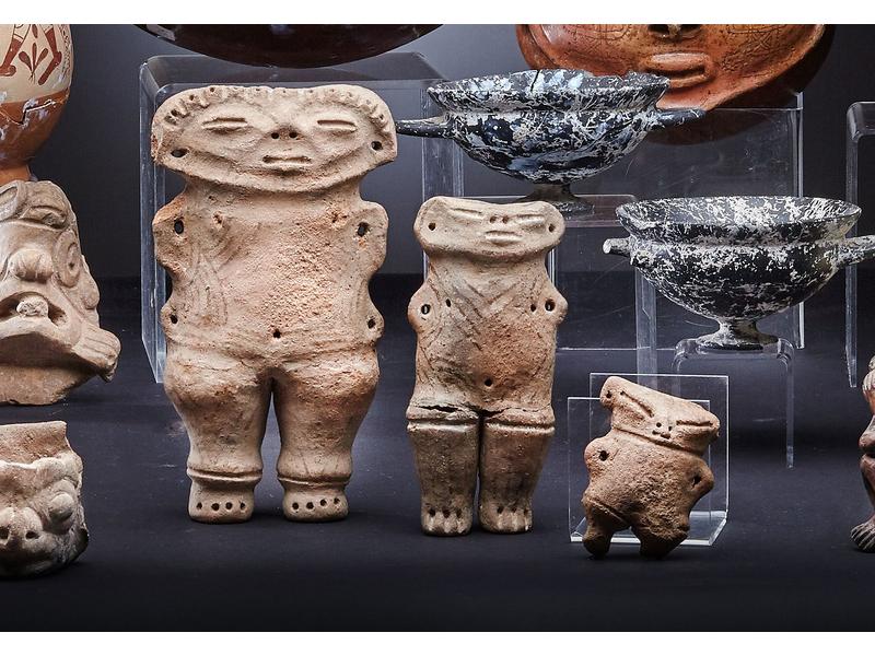 TROIS POUPÉES en céramique, décors linéaires...