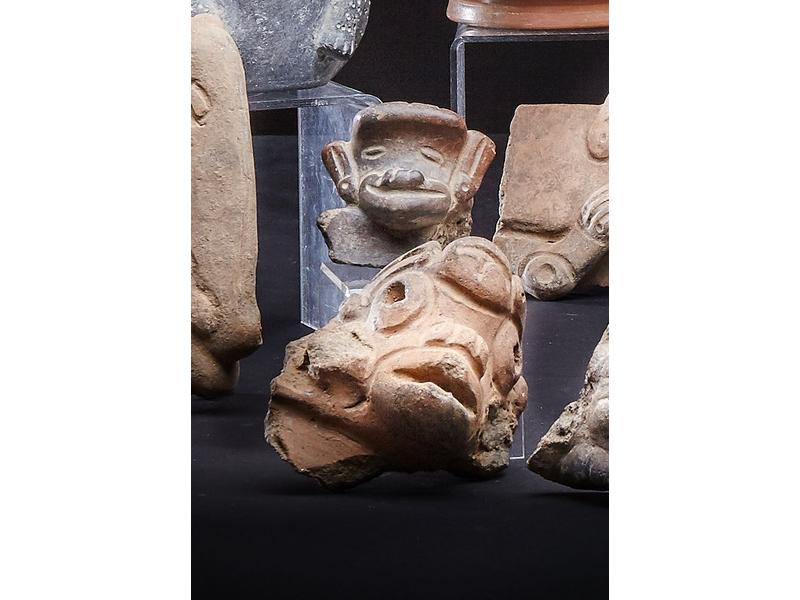 TROIS FRAGMENTS de vase, céramique à tête...