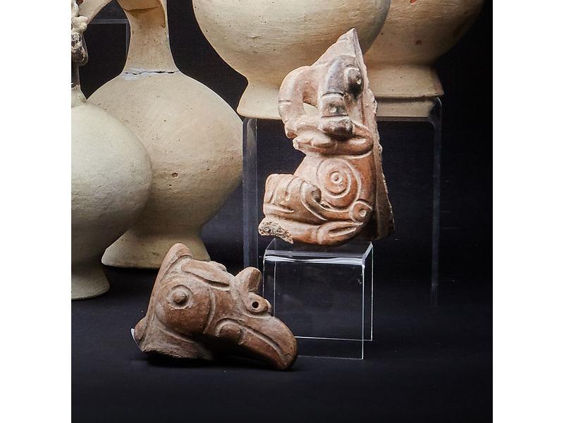 DEUX FRAGMENTS de VASE à tête d'animal (partie...