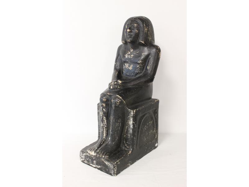 STATUE d'Egyptien assis les mains jointes,...