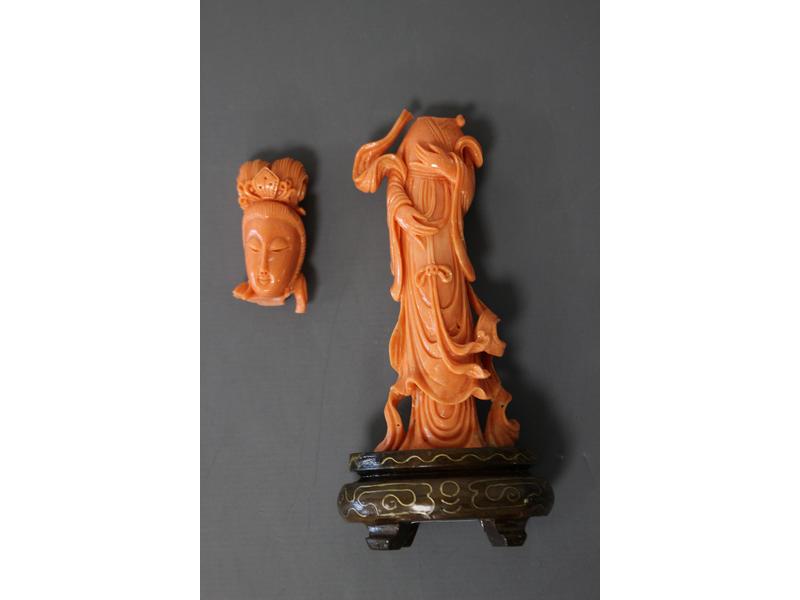PETITE SCULPTURE en corail représentant une...