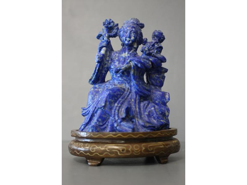 SCULPTURE en lapis lazuli représentant une...