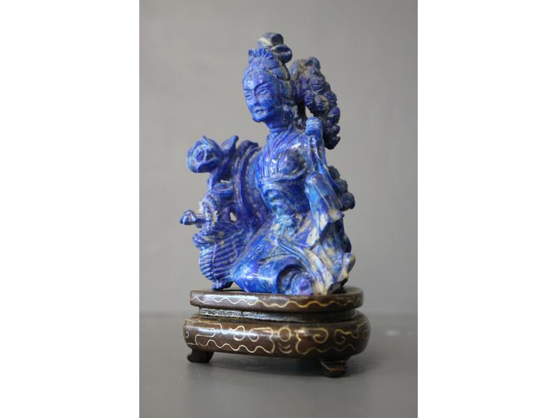 SCULPTURE en lapis lazuli représentant une...