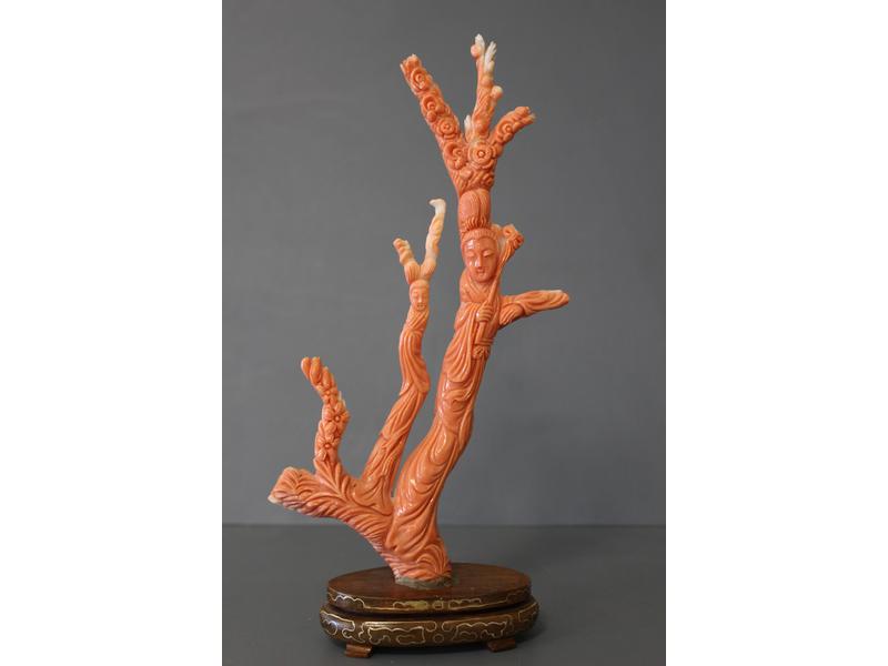 SCULPTURE en corail représentant deux divinités...