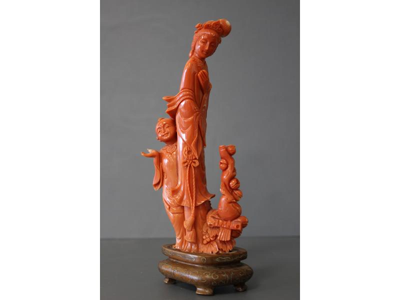 SCULPTURE en corail représenatnt une divinité...