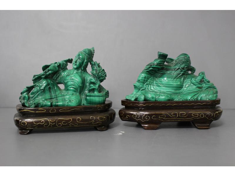 DEUX SCULPTURES formant pendants, en malachite,...