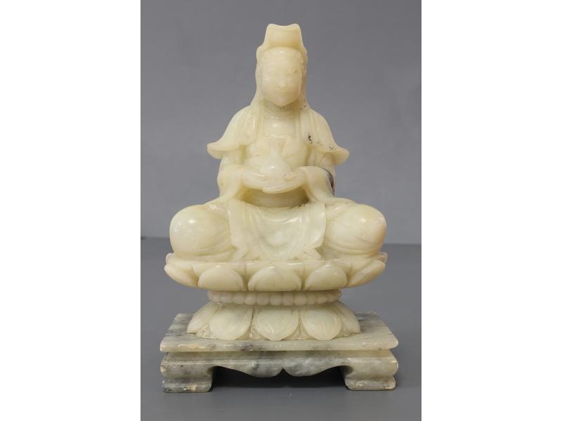 DIVINITÉ assise en tailleur sur une base...