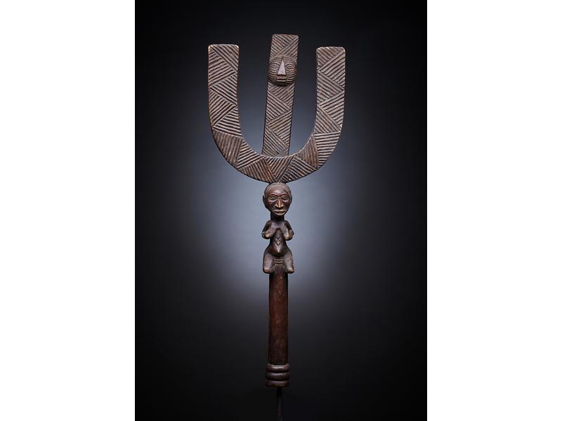 PORTE-FLÈCHE en bois sculpté, avec trident...