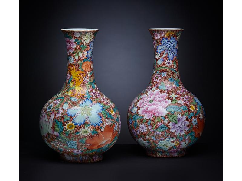PAIRE DE VASES balustres à haut col, en porcelaine...