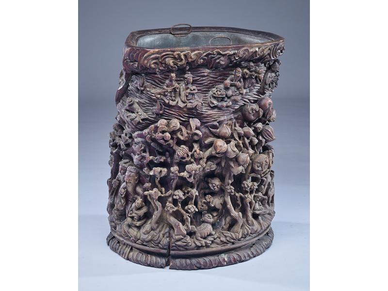 GRAND POT A PINCEAUX sculpté en haut-relief...