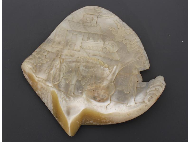 NACRE DE COQUILLAGE sculptée d'une scène...