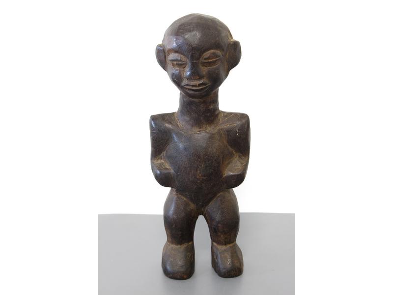 STATUETTE en bois sculpté, debout, les bras...