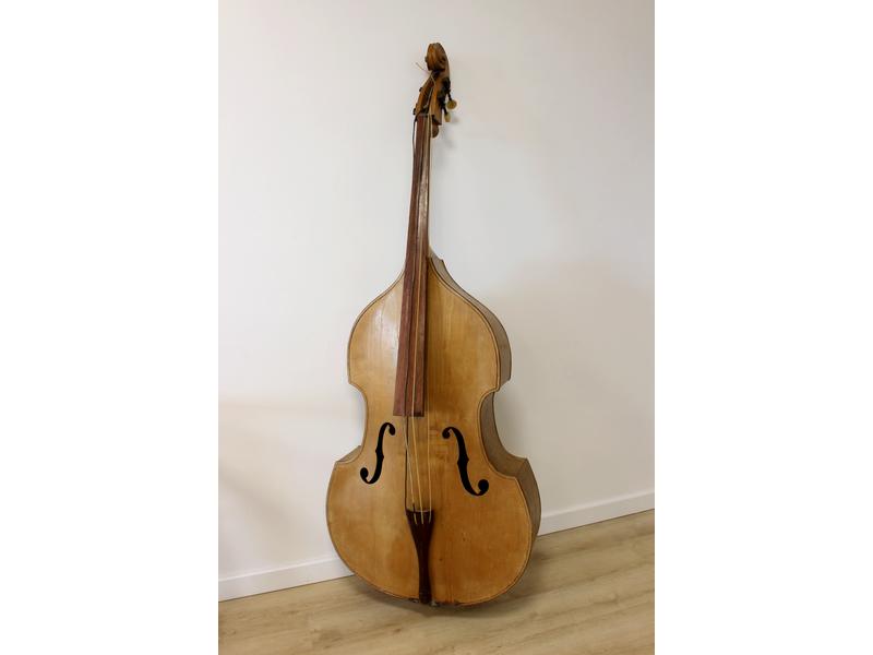 CONTREBASSE en bois clair.