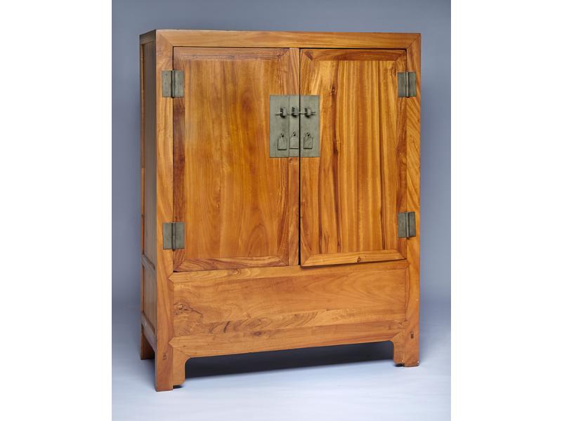 ARMOIRE EN CABINET en camphrier de forme...