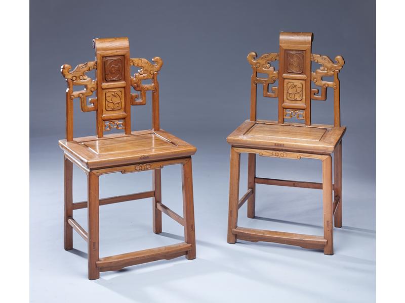 PAIRE DE CHAISES en bois naturel clair, à...