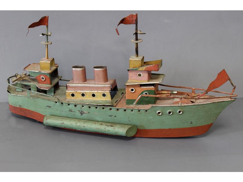BATEAU type cuirassé en tôle peinte vert...
