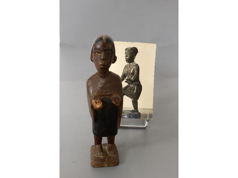 PETITE STATUETTE FÉMININE DEBOUT avec cape...