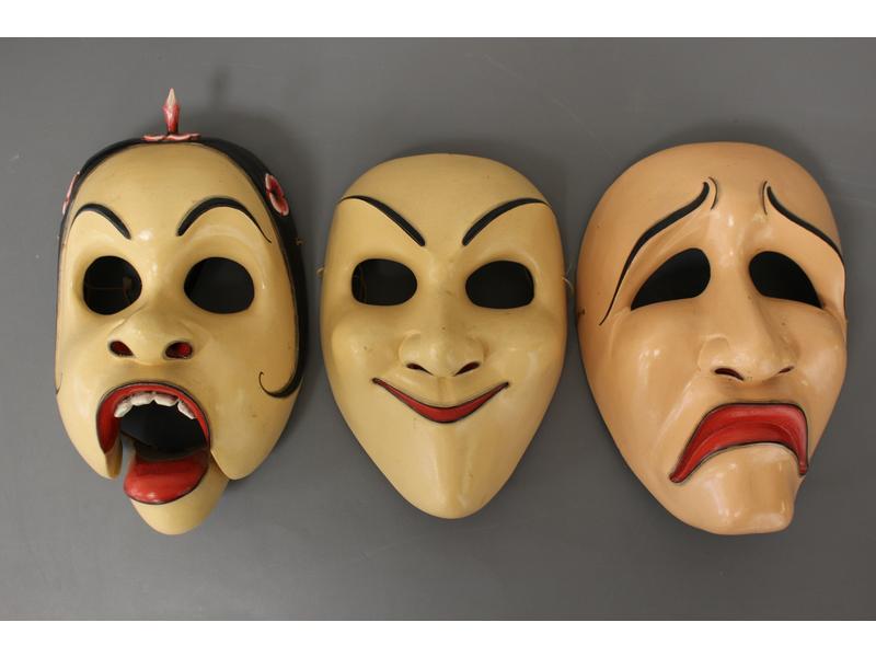 TROIS MASQUES DE PERSONNAGES DE THÉÂTRE en...