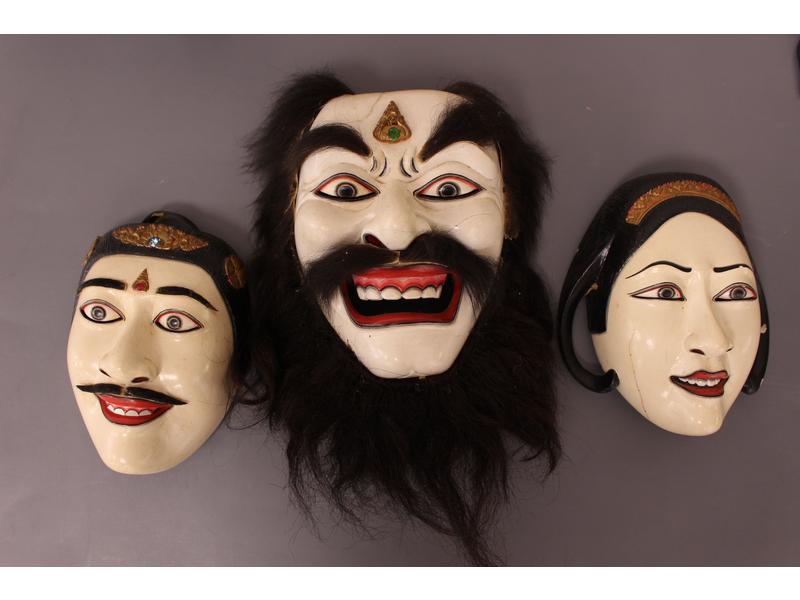 TROIS MASQUES DE PERSONNAGES DE THÉÂTRE représentant...