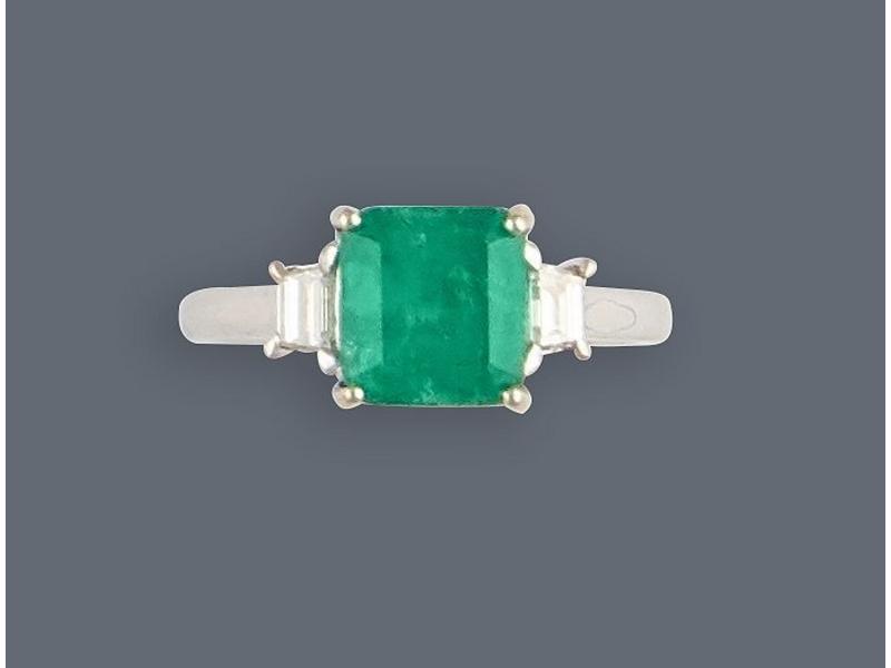 BAGUE en or gris (750) sertie d'une émeraude...