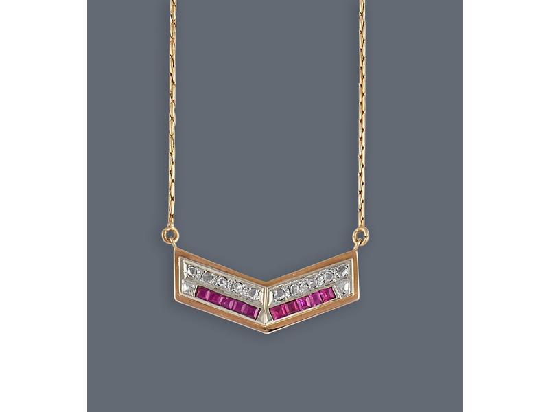 COLLIER en or jaune (750) formé d'un pendentif...