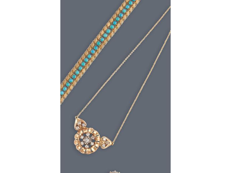 COLLIER en or jaune (750) formé d'un pendentif...