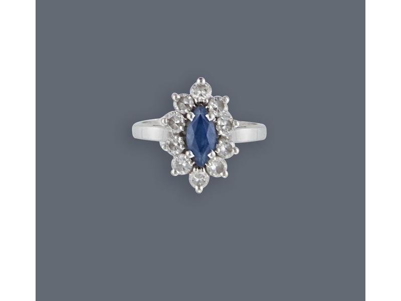 BAGUE marquise en or gris (750) sertie d'un...