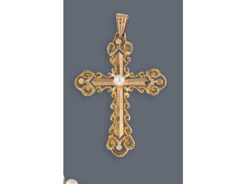 CROIX en or jaune (750) centrée d'une perle...